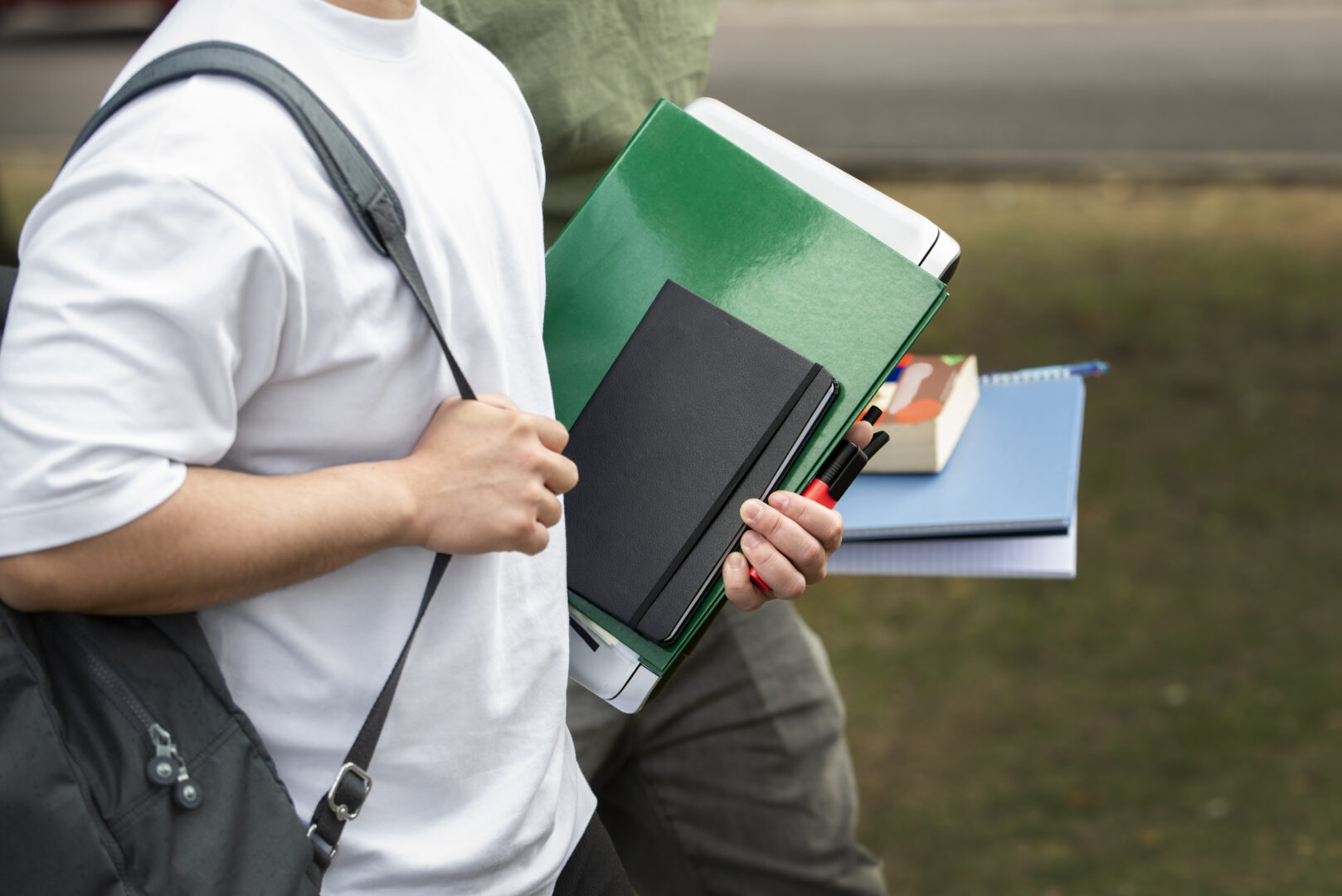 college-students-cramming-outdoor