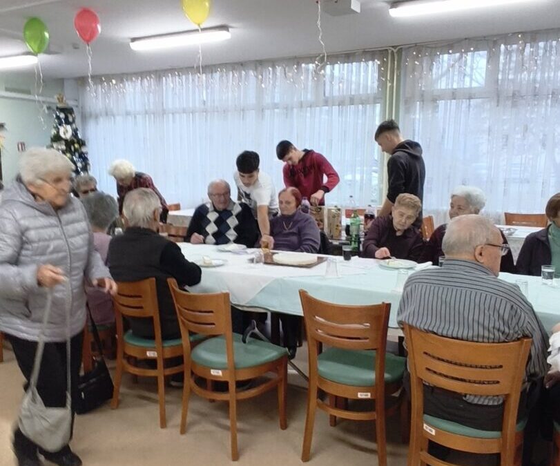 Učenici naše škole unijeli duh Božića među umirovljenike